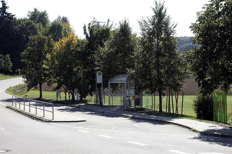 Abbildung Bushaltestelle Pfahlbach mit dahinter liegender Bolzplatz
