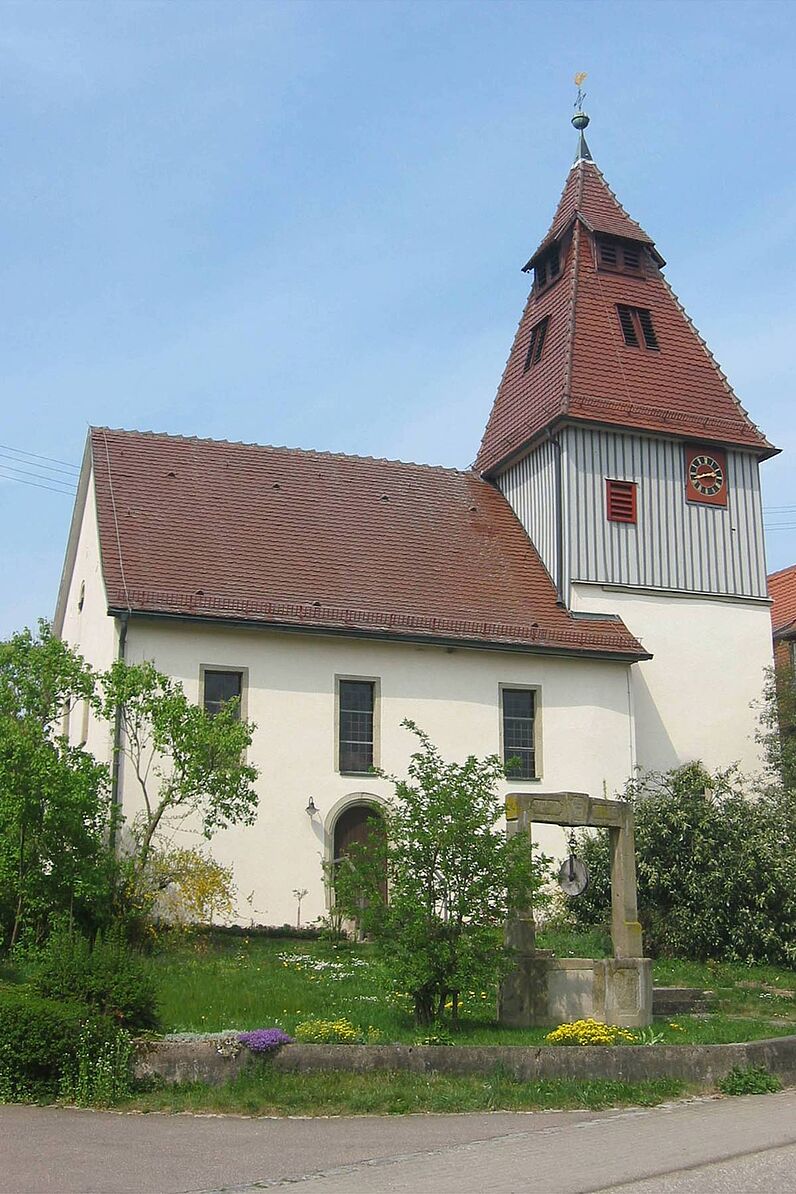 St. Nikolaus-Kirche Zweiflingen Abbildung St. Nikolaus-Kirche Zweiflingen mit Steinbrunnen davor
